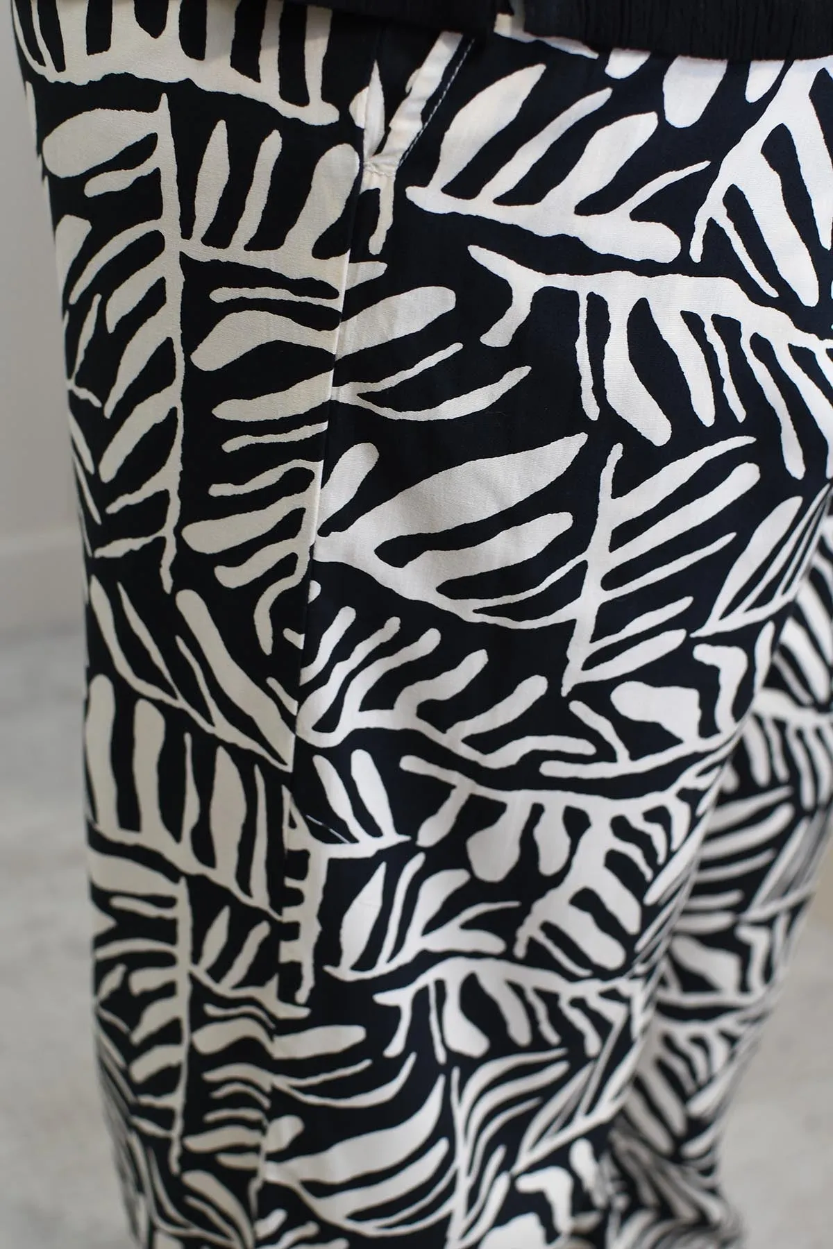 Pomodoro Black & Beige Leaf Print Trousers-72508